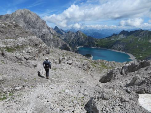 Wanderer im Abstieg von der Schesaplana mit Blick zum Lünersee und zur Zimba.