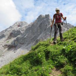Wanderweg vom Gafalljoch (Cavelljoch) zum Lünersee mit einer Wanderin im Abstieg.