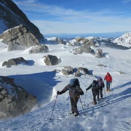 Tourengruppe im Aufstieg zum höchsten Punkt im Frümseltal. Im Hintergrund sieht man den Neuenalpspitz und den Lütispitz.