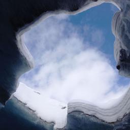 Blick aus einer Eishöhle im Morteratschgletscher unterhalb der Diavolezza