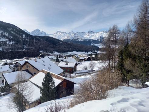 Winterliches Pontresina mit Blick talwärts zum Piz Julier und ins Skigebiet von St- Moritz-Corviglia.