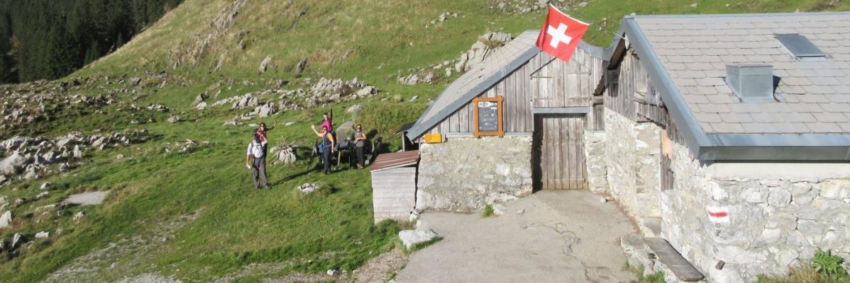 Wandergruppe bei der Alp Hinderwinden – auf dem Weg zum Lütispitz.