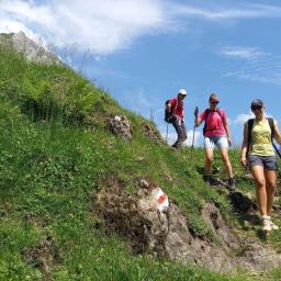 Junge Wanderinnen im Abstieg auf einem Bergwanderweg.