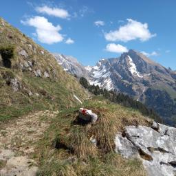 Weiss-rot-weiss markierter Wanderweg (T2) im Alpstein mit Blick zum Rotsteinpass und zum Wildhuser Schofberg.