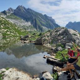 Wanderinnen beim Gruebeseeli – im Hintergrund der Säntis.