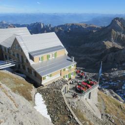 Berggasthaus Alter Säntis am Säntisgipfel – Blick über die Terrasse in den Alpstein.