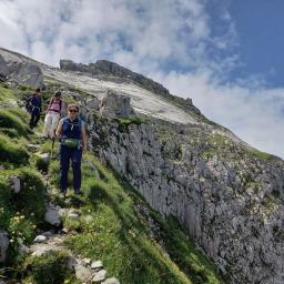 Wanderinnen im Abstieg vom Silberplattengipfel in Richtung Tierwis.