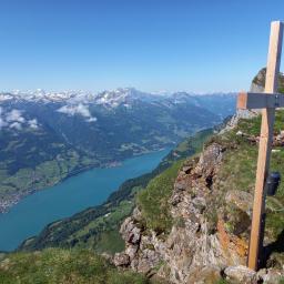 Holzkreuz auf einem Churfirsten mit Tiefblick zum Walensee.