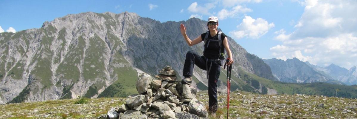 Wanderin mit Steinmann – im Hintergrund: Osttiroler Bergwelt